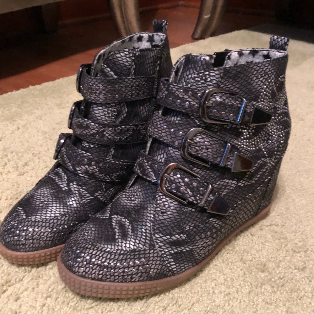SUPER CUTE SNAKE PRINT WEDGE SHOES